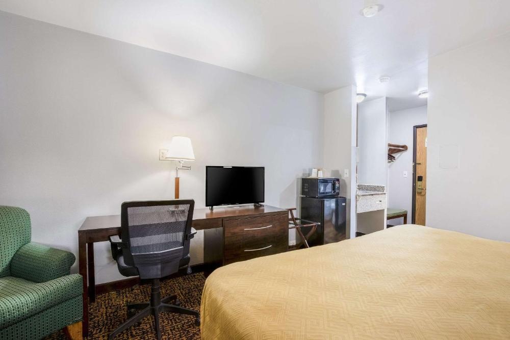 Econo Lodge Airport - Milwaukee